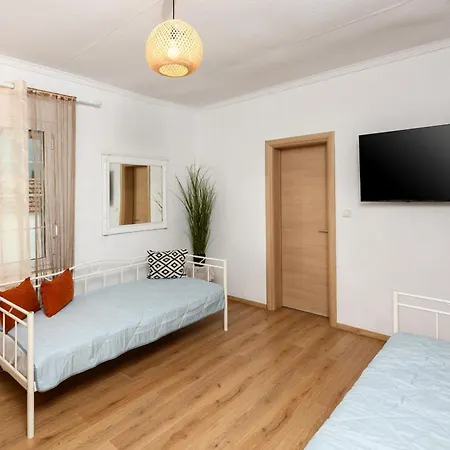 Adamou Family House * Prínos