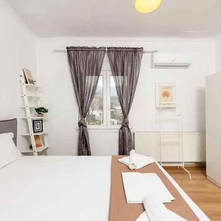 Adamou Family House 別荘