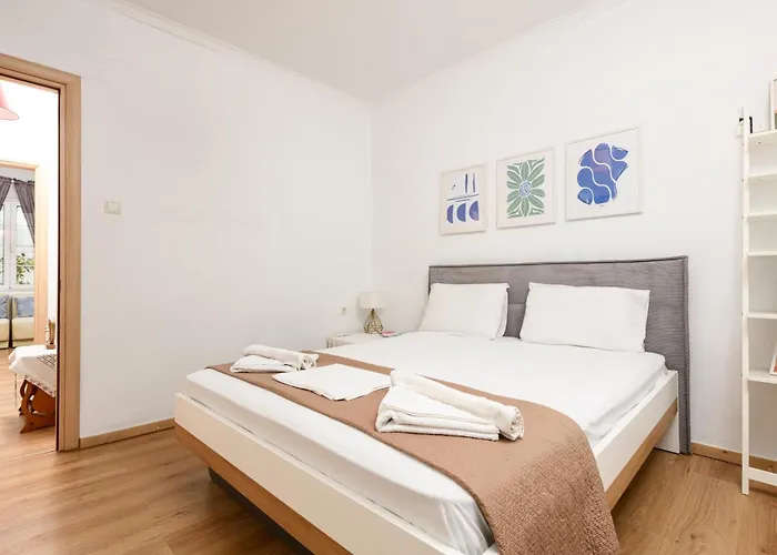 Adamou Family House Prínos