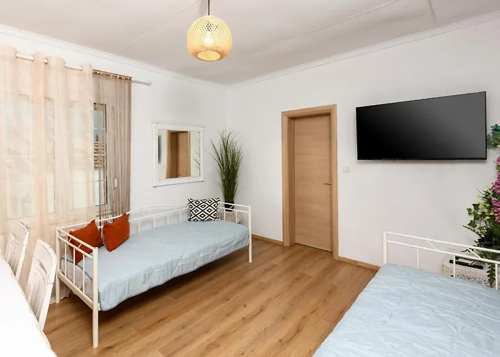 Adamou Family House * Prínos